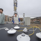 Montserrat Díez Mediavilla y David González Peña, en su estación de medición de radiación solar de la Escuela Politécnica de la Universidad de Burgos. I. L. MURILLO