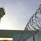Torre de vigilancia y alambrada del centro penitenciario de Dueñas.-ICAL