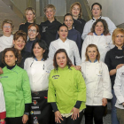 Foto de familia de las fundadoras de la asociación de cocineras de Castilla y León, ‘Entretantas’, ayer, en la Escuela de Cocina Alcazarén de Valladolid.-J. M. Lostau