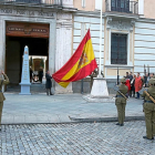 Momento del arriado de la bandera de España ante una representación de periodistas de Valladolid.-E. M.