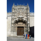Un grupo de turistas observan la fachada del Museo de Escultura de Valladolid-Ical