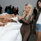 Kim Kardashian y Kendall Jenner contemplando 'Famous', el pasado 26 de agosto en Los Ángeles.-RACHEL MURRAY