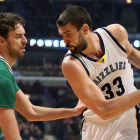 Marc Gasol trata de avanzar con el balón ante su hermano Pau, en el partido que ha enfrentado a los Grizzlies y los Bulls en Chicago.-Foto: USA TODAY / CAYLOR ARNOLD