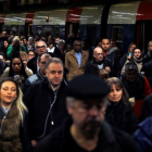 Viajeros bajan de un tren regional en la Gare du Nord, en París.-ETIENNE LAURENT