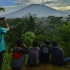 Un grupo de personas observa el volcán Agung en la isla de Bali.-AFP / SONNY TUMBELAKA