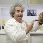 Roberto da Silva, alma máter de una de las fábricas de embutidos más innovadoras de España, con una pieza de su célebre Morcilla de Autor, caracterizado como Albert Einstein en su fábrica de Cardeñadijo (Burgos)-ARGI
