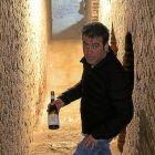 Antonio Arévalo con una botella del blanco Harenna, en la escalera de la bodega subterránea.-MAR TORRES