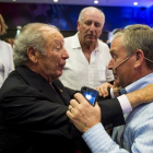 Núñez saluda a Clemente tras el acto de los 25 años de Wembley.-JORDI COTRINA