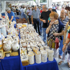 Varias personas observan las piezas de uno de los expositores de la Feria de Cerámica y Alfarería de Valladolid.-J.M. LOSTAU
