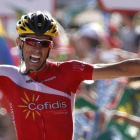 El ciclista del Cofidis Dani Navarro entra como vencedor en la meta de Cabárceno.-
