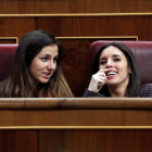 La portavoz de Unidos Podemos en el Congreso, Irene Montero, y su compañera de partido, Ione Belarra.-KIKO HUESCA (EFE)