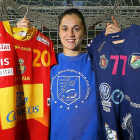 Amaia posa sonriente entre las camisetas de la selección española y del Aula Valladolid.-J.M.LOSTAU