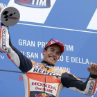 Marc Márquez celebra la victoria en el GP de San Marino.-REUTERS