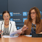 La presidenta de la Diputación, Ángeles Armisén (D), y la directora del Área Social de la Fundación Caja de Burgos, Rosa Pérez (I), suscriben el convenio de colaboración para el desarrollo de programas de educación ambiental en diversos centros escolares-ICAL