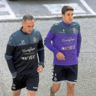 Jaime Mata, ayer junto al segundo entrenador, Ángel Rodríguez.-P. REQUEJO