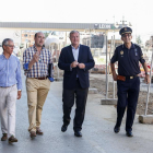 El alcalde de León, Antonio Silván, visita las obras del colector de la calle Astorga, que contará con más de 1.400 metros de nueva red de aguas, junto al concejal de Infraestructuras, José María López Benito (I).-ICAL