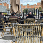 Varios altos cargos de la Junta de Castilla y León sentados en una terraza de Valladolid incumpliendo el máximo de 6 personas por mesa.- E.M.