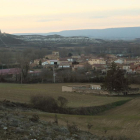 En la localidad de Rojas de Bureba la vía del tren estará físicamente pegada a la tapia del camposanto.-G. GONZÁLEZ