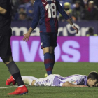 Toni se lamenta tras una ocasión desaprovechada en el partido disputado ayer en el Ciudad de Valencia, mientras Oier se dispone a sacar de portería.-PHOTO-DEPORTE