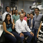 Miembros del equipo del investigador Xosé Bustelo en el Centro del Cáncer de Salamanca.-ENRIQUE CARRASCAL