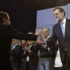 El presidente del Gobierno, Mariano Rajoy, saluda a José María Aznar al finalizar el acto de clausura de la convención nacional del PP.-Foto: L.L GUILLÉN / EFE