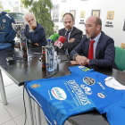 Valentín-Gamazo (d.) durante una presentación junto a Garrote-J. M. LOSTAU