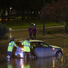 Los servicios de emergencias rescatan un vehículo de la calle Joaquín Acosta.-ICAL