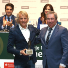 El director del Diario de León, Joaquín Sánchez Torné, entrega el premio a Jesús Calleja-ICAL