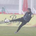 El guardameta Pau Torres saca de puerta durante el entrenamiento de ayer.-PABLO REQUEJO
