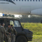 Soldados malteses junto al avión secuestrado.-REUTERS / DARRIN ZAMMIT LUPI