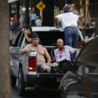 Efraín Alegre, líder del Partido Liberal (izquierda), junto a un herido en los disturbios de la madrugada del sábado en Asunción.-JORGE SAENZ