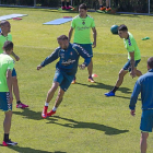 Roger, en el centro durante un rondo en un entrenamiento.-Pablo Requejo