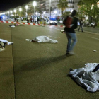 Cuerpos en el suelo después del atropello masivo en Niza, este viernes.-REUTERS / ERIC GAILLARD
