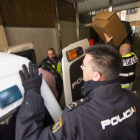 Varios policías durante el registro en el piso de los tres futbolistas al que asistieron los detenidos.-ICAL