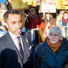 Clara Ponsatí, junto a su abogado, Aamer Anwar, en el momento de entregarse a la policía escocesa.-NEIL HANNA / AFP