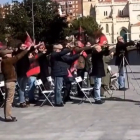 Un grupo de falangistas entona el 'Cara al Sol' en la plaza de Portugalete.- @BORJAFF