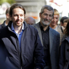 El secretario general de Podemos, Pablo Iglesias (2i), junto al exjefe del Estado Mayor de la Defensa José Julio Rodríguez (2d) a su llegada a un almuerzo informativo organizado por el Foro ABC-Deloitte hoy en Madrid.-EFE