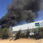 Columna de humo negro que sale de la fábrica de neumáticos euromaster.-MIGUEL Á. SANTOS (PHOTOGENIC)