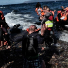 La reacción de un refugiado al llegar a la isla griega de Lesbos, este miércoles.-ARIS MESSINIS / AFP