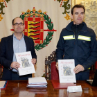 El concejal de Seguridad del Ayuntamiento de Valladolid, Luis Vélez, y el jefe del Servicio de Extinción de Incendios, Javier Reinoso, presentan la Memoria del Servicio correspondiente a 2016-ICAL