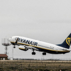 Un avión de Ryanair despega del aeropuerto de Villanubla-P. REQUEJO
