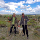 Juan Díaz, mayoral, y Jesús Garzón, presidente de la Asociación Trashumancia y Naturaleza, con su rebaño.-E.M.