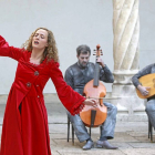Paula Mendoza, frente a Lubeiro y Jarabo, en ‘Che si può fare’, de Teatro Dran.-J.M. Lostau