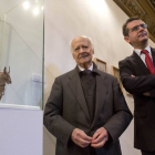 El diputado de cultura, Manuel Tostado, y el escultor Venancio Blanco, presentan una muestra de trabajos de motivos navideños esculpidos y dibujados por el artista-Ical