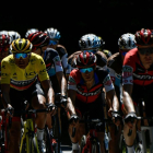 El equipo BMC, con Greg van Avermaet vestido de amarillo, controla durante la quinta etapa del Tour. /-PHILIPPE LOPEZ (AFP)