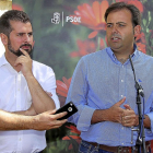 El secretario regional del PSOE, Luis Tudanca, junto con el procurador leonés Tino Rodríguez en un acto en León.-ICAL