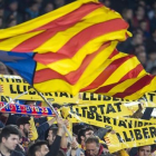 Banderas y pancartas para pedir la libertad de los políticos presos en el Camp Nou.-JORDI COTRINA