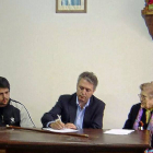 El alcalde de Villalán Ignacio Sánchez firmando su acta en 2011-El Mundo