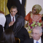 El presidente estadounidense, Barack Obama, conversa con los invitados durante una cena con motivo de la celebración del Ramadán, en el Salón Este de la Casa Blanca.-Foto: POOL / EFE / OLIVIER DOULIERY