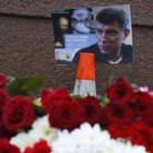 Flores en memoria de Nemtsov en el lugar donde se produjo el asesinato, en Moscú.-SERGEI KARPUKHIN / REUTERS